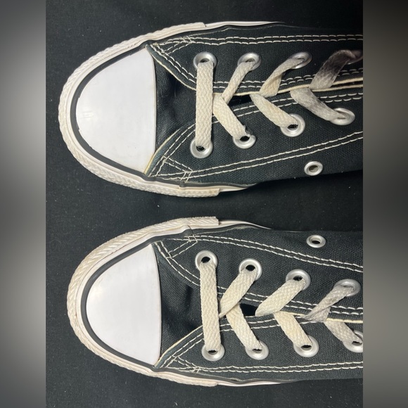 Converse Low Tops Shoes - Black & White - Women’s Size 6 & Men’s Size 4 - Picture 4 of 12